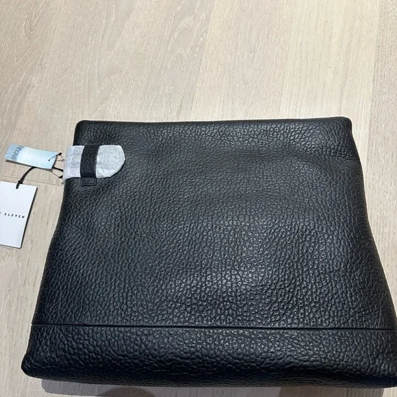 Aritzia SIX ELEVEN huggable Clutch - Picture 4 of 4